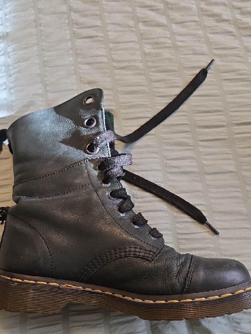 Dr. Martens Black Leather Lace-Up Boots with Blue-Green Plaid Lining Sz 8 - Picture 2 of 6